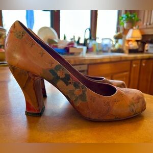 John Fluevog leather pumps tan w floral size 10